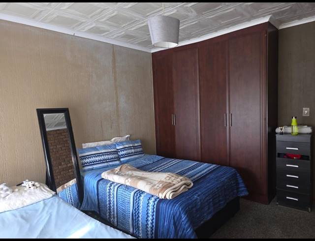5 BEDROOM HOUSE FOR SALE IN FLORA PARK